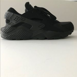 Like New! Black/Black/White Nike Air Huarache